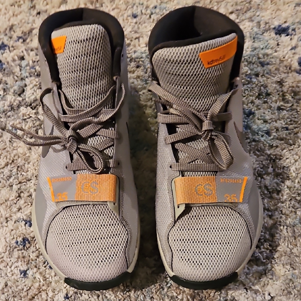 Nike KD Trey 5 III in Gray and Bright Orange